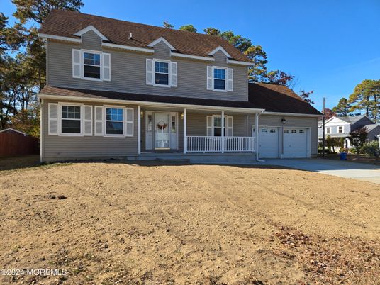 Attached, Exterior, Facade, Cape Cod