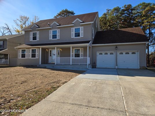 Attached, Exterior, Facade, Cape Cod