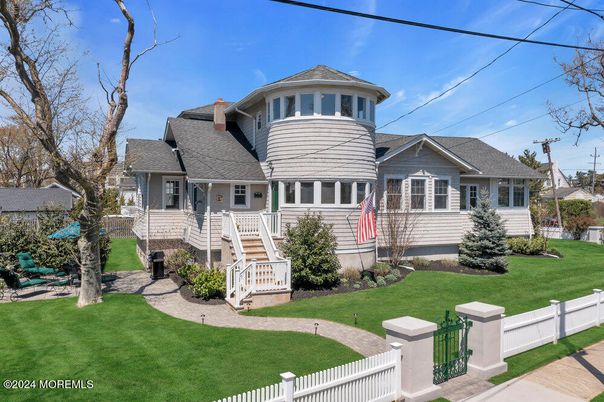 Exterior, Facade, Queen Anne Victorian
