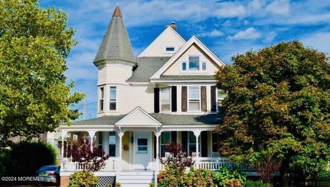 Exterior, Facade, Queen Anne Victorian