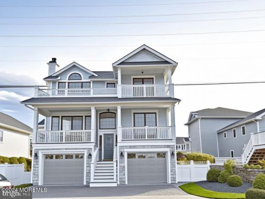 Attached, Exterior, Facade, Queen Anne Victorian