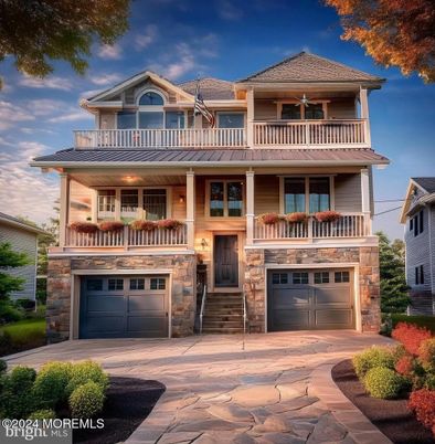 Attached, Exterior, Facade, American Craftsman