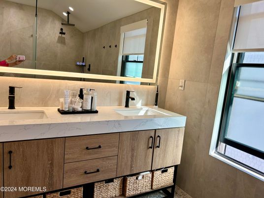 Bathroom, Dual Sink Vanities, Interior, Recessed Lighting