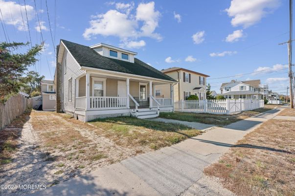 Exterior, Facade, Cape Cod