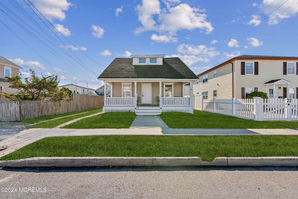 Exterior, Facade, Cape Cod