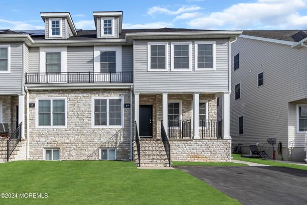 Exterior, Facade, Raised Ranch
