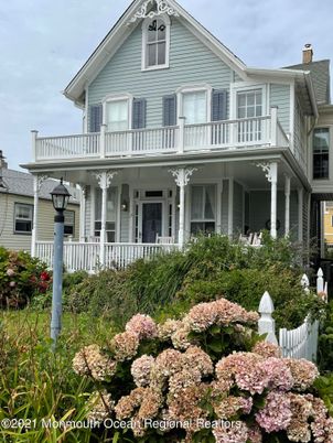 Exterior, Facade, Queen Anne Victorian