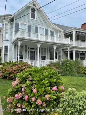 Exterior, Facade, Queen Anne Victorian