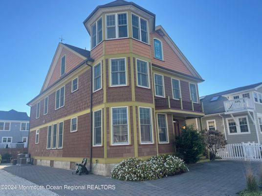 Exterior, Facade, Queen Anne Victorian