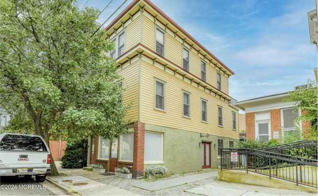 Exterior, Facade, Brick Facade, Rowhouse