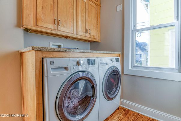 Interior, Washer, Wood Texture Flooring