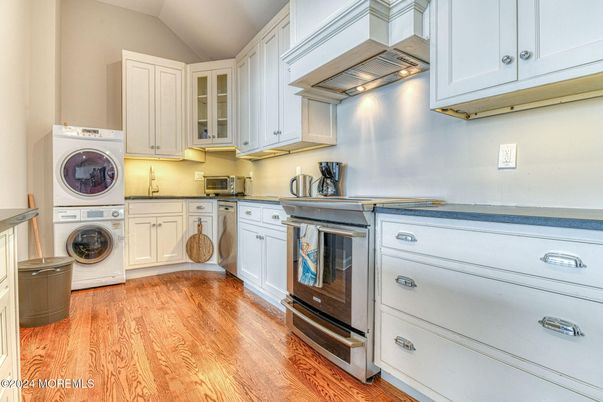 Interior, Kitchen, Washer, Wood Texture Flooring