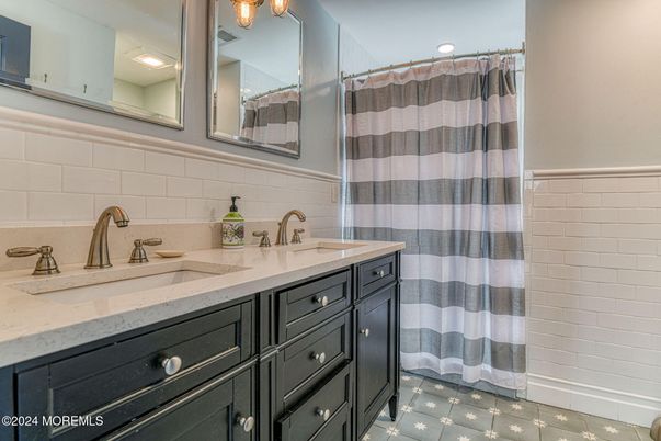 Bathroom, Dual Sink Vanities, Interior, Recessed Lighting