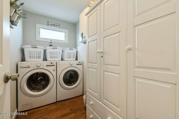 Interior, Washer, Wood Texture Flooring