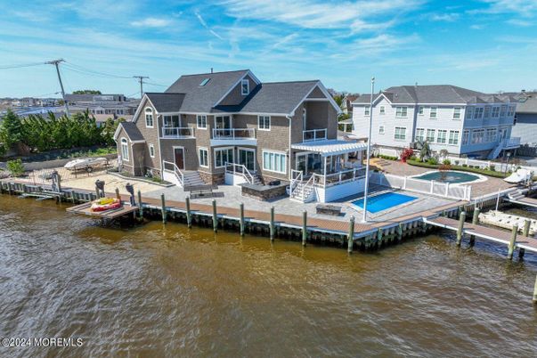 Exterior, Lake