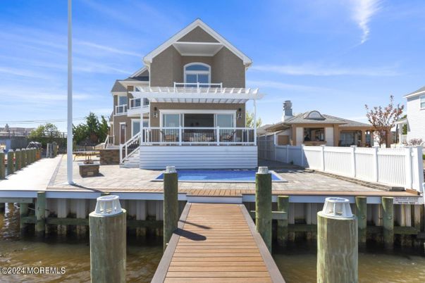 Exterior, Lake