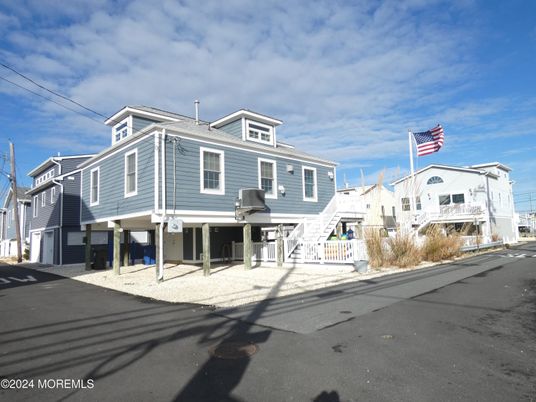 Attached, Exterior, Facade, Rowhouse