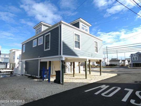Exterior, Facade, Rowhouse