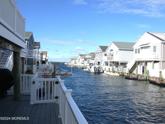Exterior, Lake