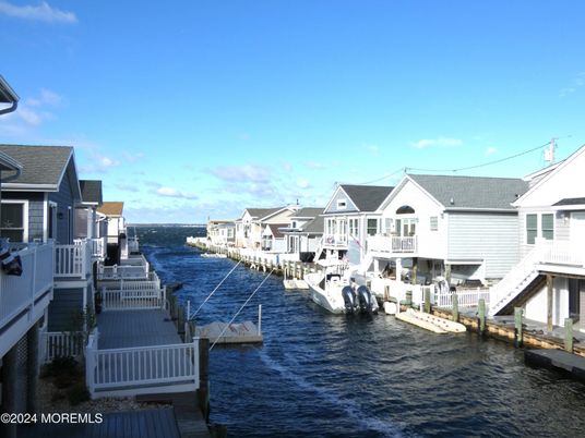 Exterior, Lake