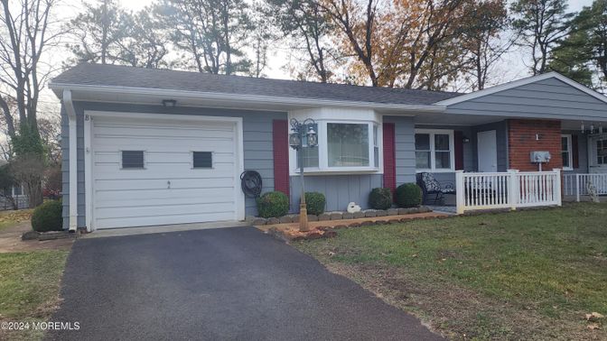 Attached, Exterior, Facade, Ranch