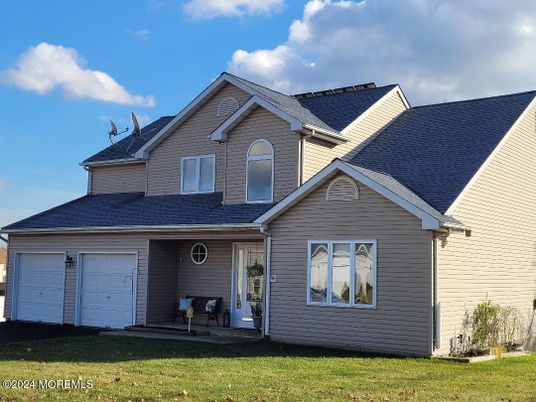 Attached, Exterior, Facade, American Craftsman