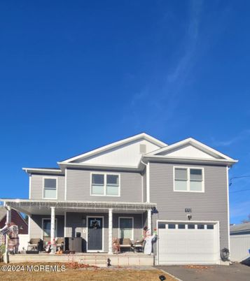 Attached, Exterior, Facade, American Craftsman