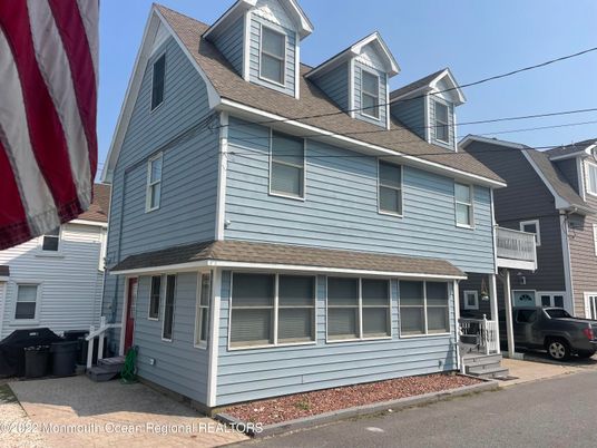 Exterior, Facade, American Foursquare