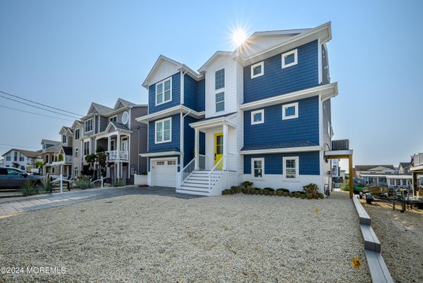 Attached, Exterior, Facade, Queen Anne Victorian