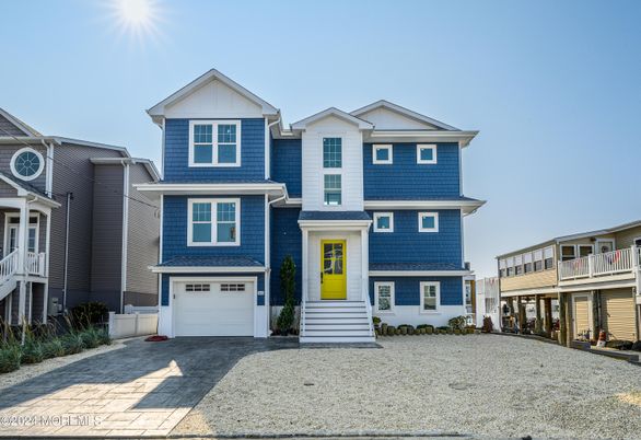 Attached, Exterior, Facade, Rowhouse
