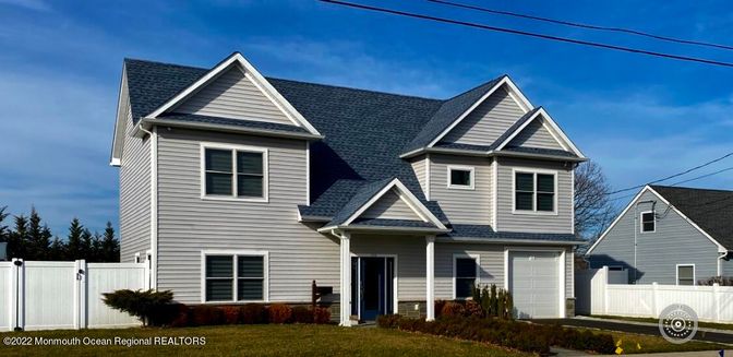 Attached, Exterior, Facade, Queen Anne Victorian
