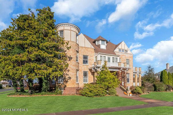 Exterior, Facade, Brick Facade, Queen Anne Victorian