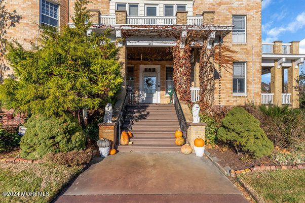 Exterior, Facade, Brick Facade, Rowhouse