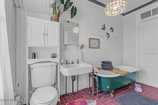 Bathroom, Free Standing Baths, Interior, Pendant Lights