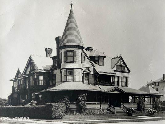 Exterior, Facade, Queen Anne Victorian