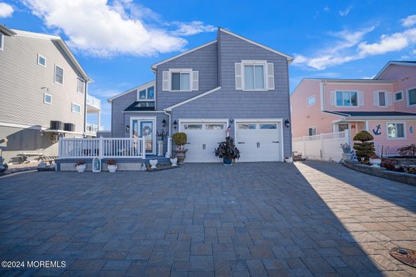 Attached, Exterior, Facade, Rowhouse