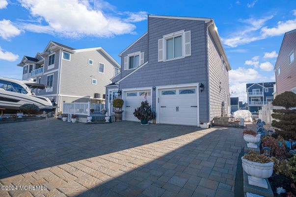 Attached, Exterior, Facade, Cape Cod