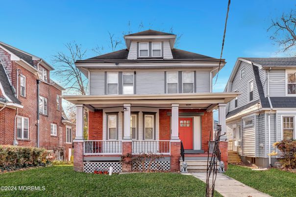 Exterior, Facade, Brick Facade, American Foursquare