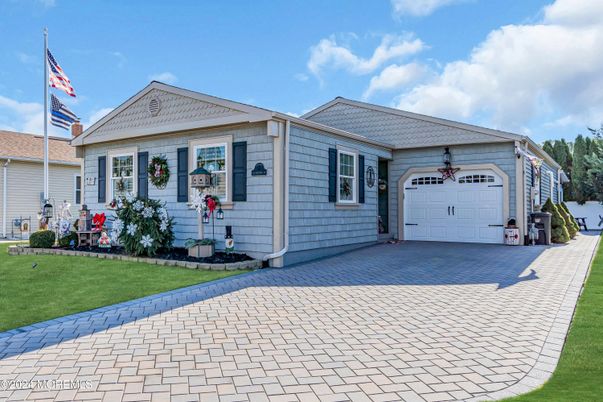 Attached, Exterior, Facade, Cape Cod