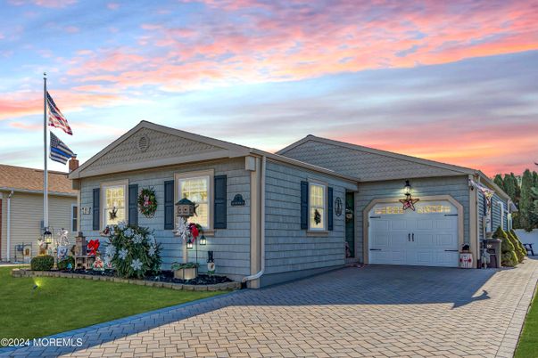 Attached, Exterior, Facade, Cape Cod