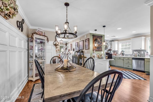 Chandelier, Dining room, Interior, Kitchen, Pendant Lights, Recessed Lighting, Wood Texture Flooring