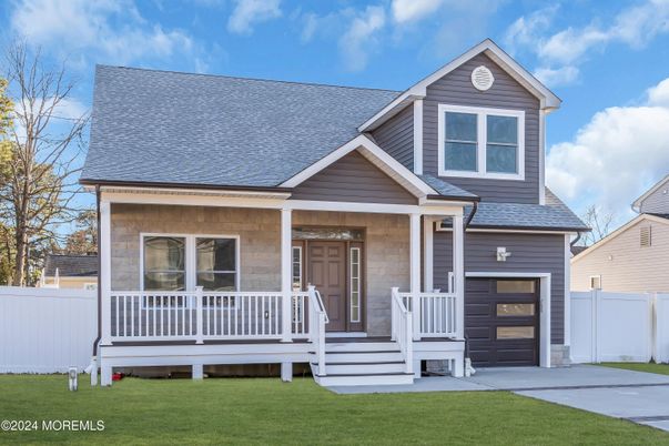 Attached, Exterior, Facade, American Craftsman