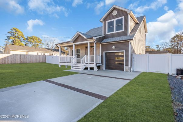 Attached, Backyard, Exterior, Facade, Queen Anne Victorian