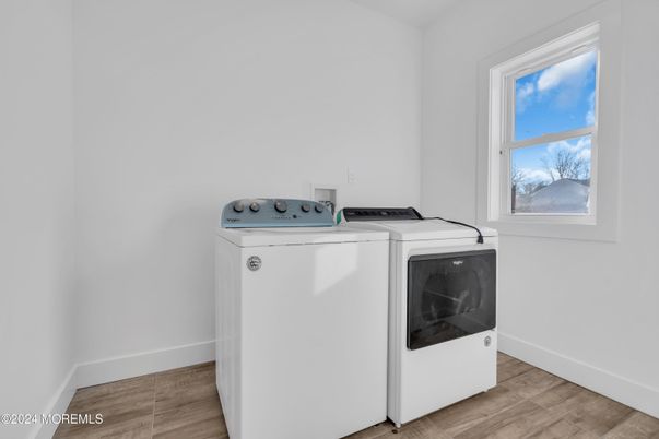 Interior, Washer, Wood Texture Flooring