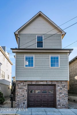 Attached, Exterior, Facade, American Craftsman