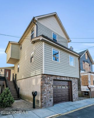 Attached, Exterior, Facade, Rowhouse