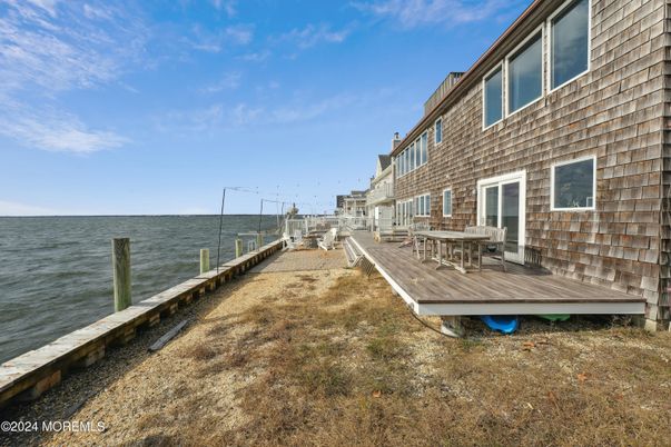 Exterior, Lake