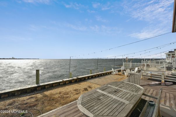 Exterior, Lake