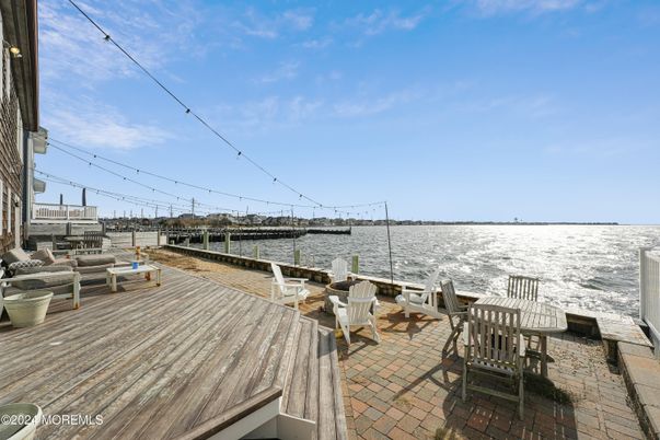 Exterior, Lake