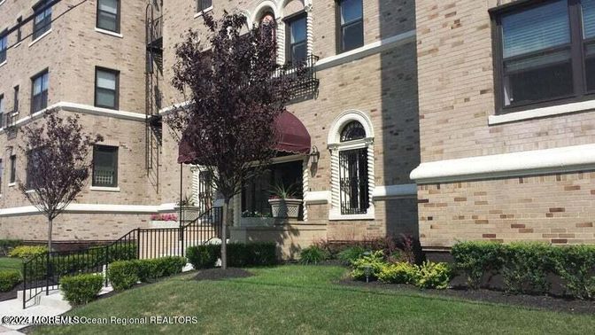 Exterior, Facade, Brick Facade, Rowhouse